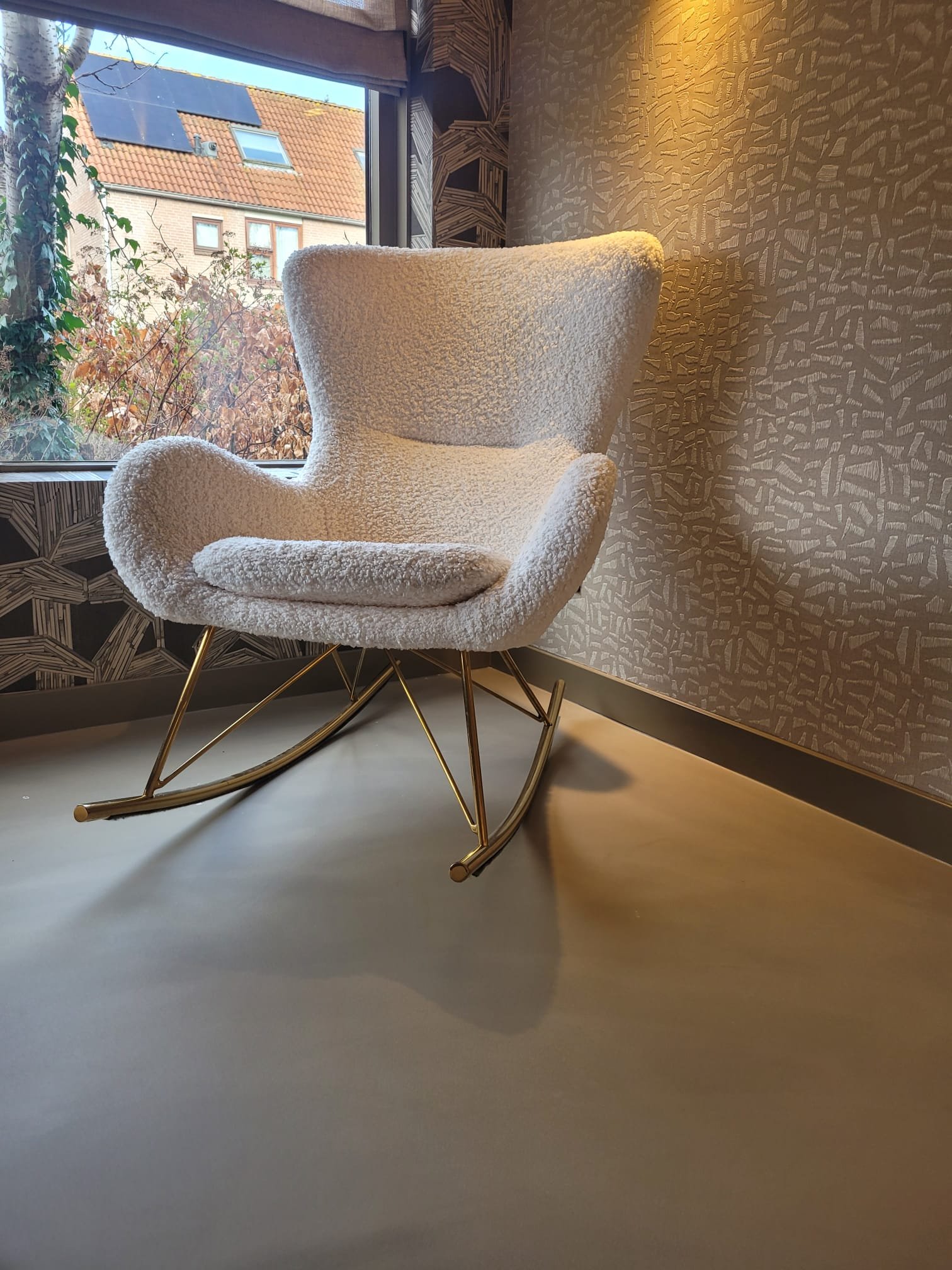 Fauteuil bij raam met gietvloer en plint