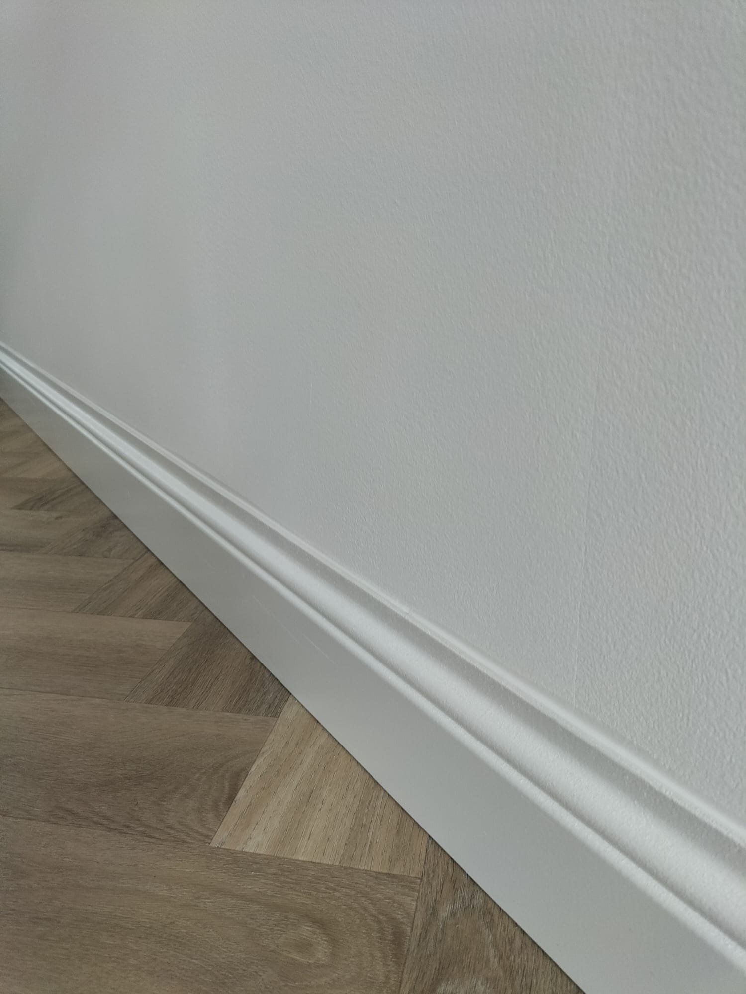 Hoge plint met visgraatvloer luxe afwerking