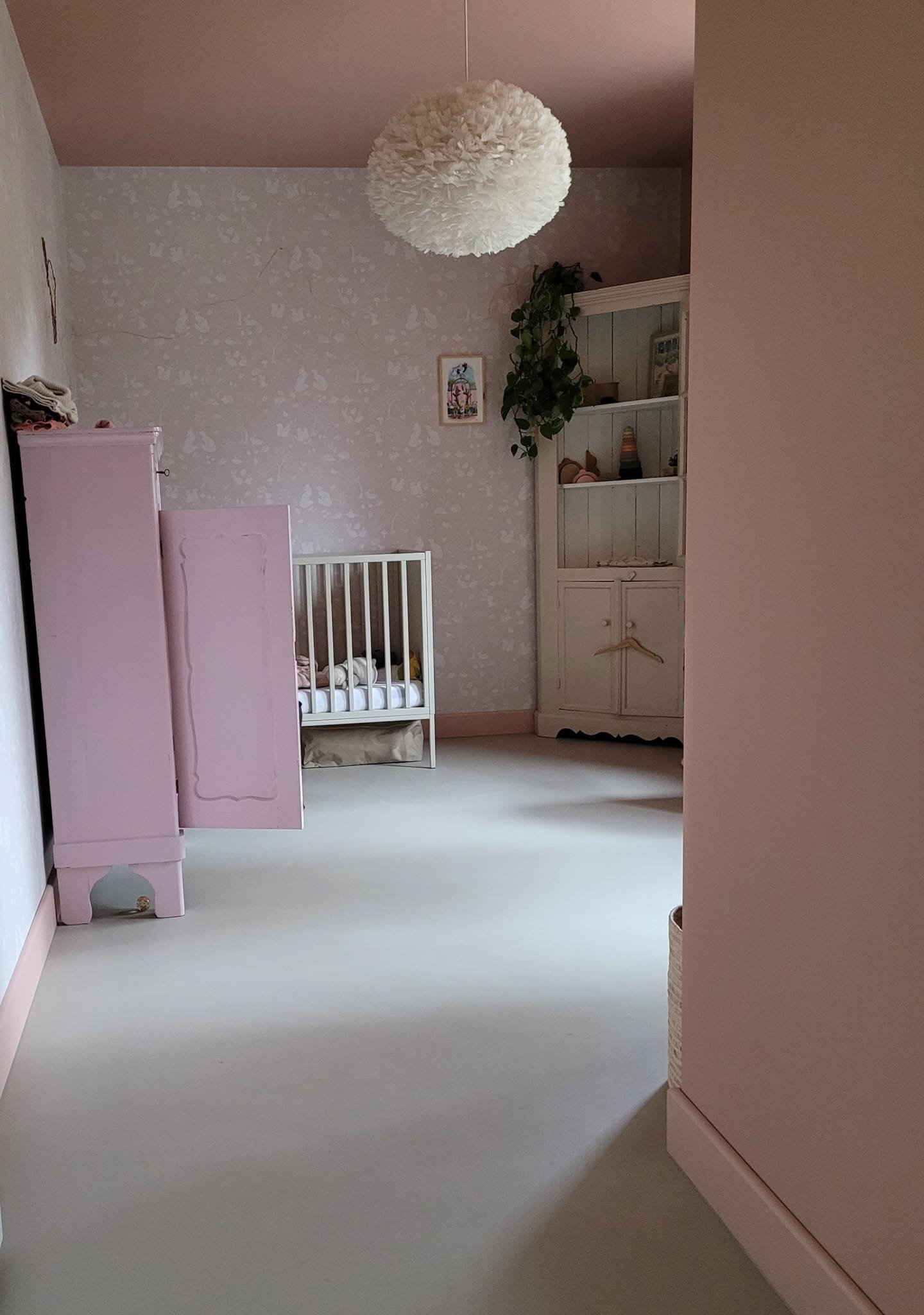 Kinderkamer met roze interieur