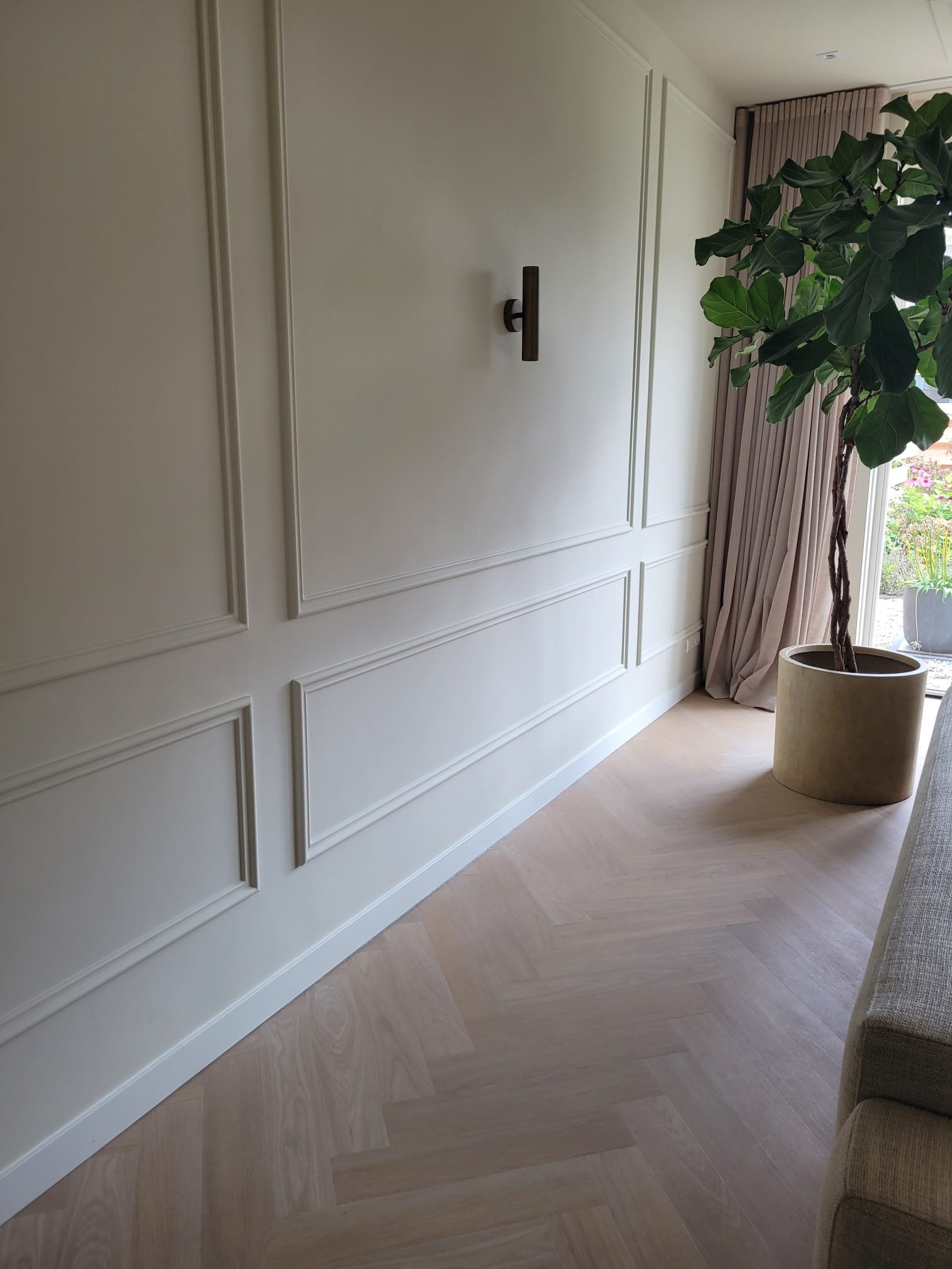 Luxe wand met sierlijsten en visgraatvloer