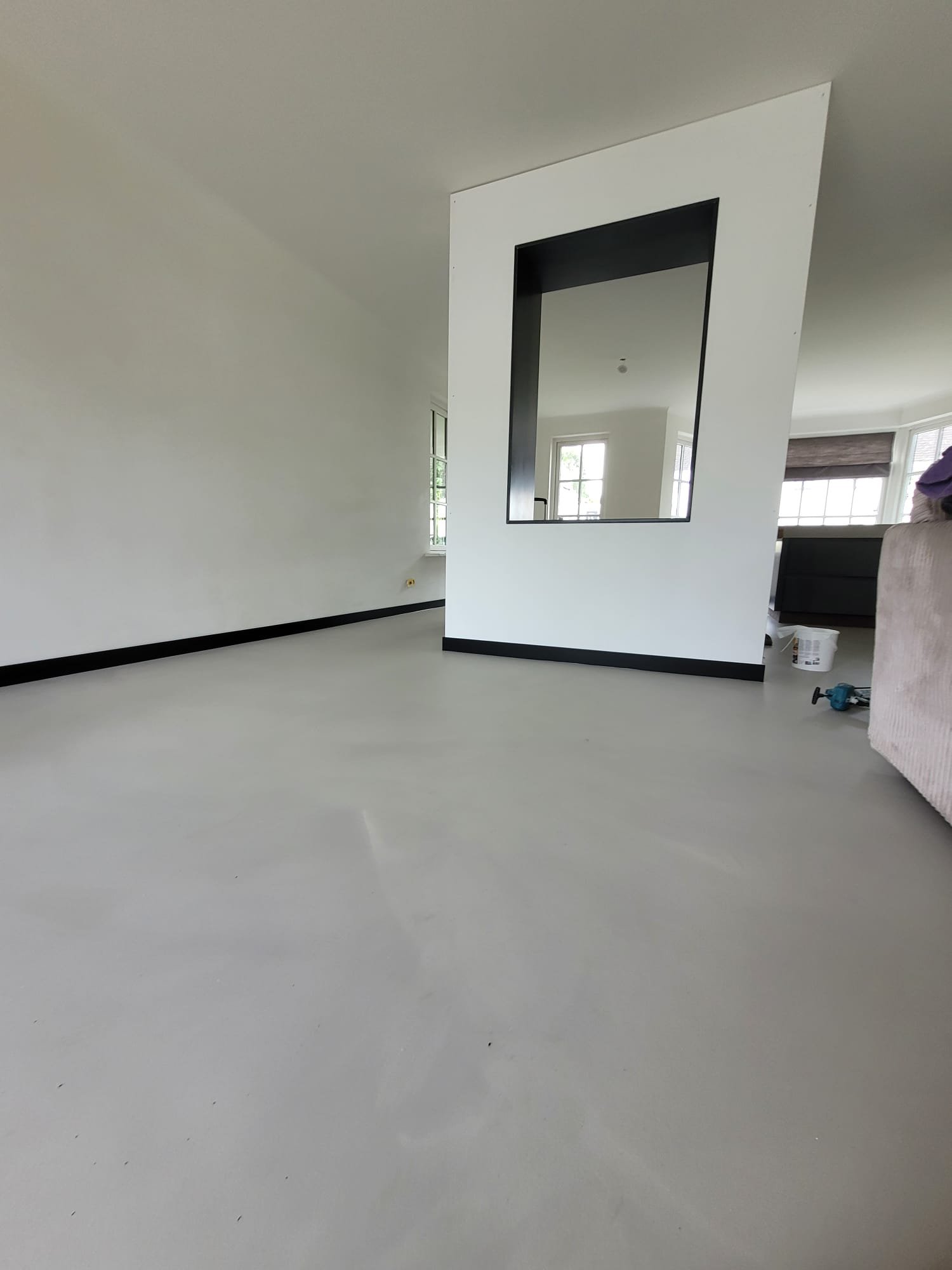 Moderne woonruimte met strakke plinten en gietvloer