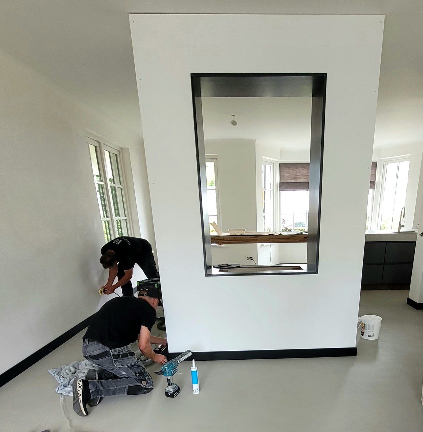 Plintmontage in moderne woning