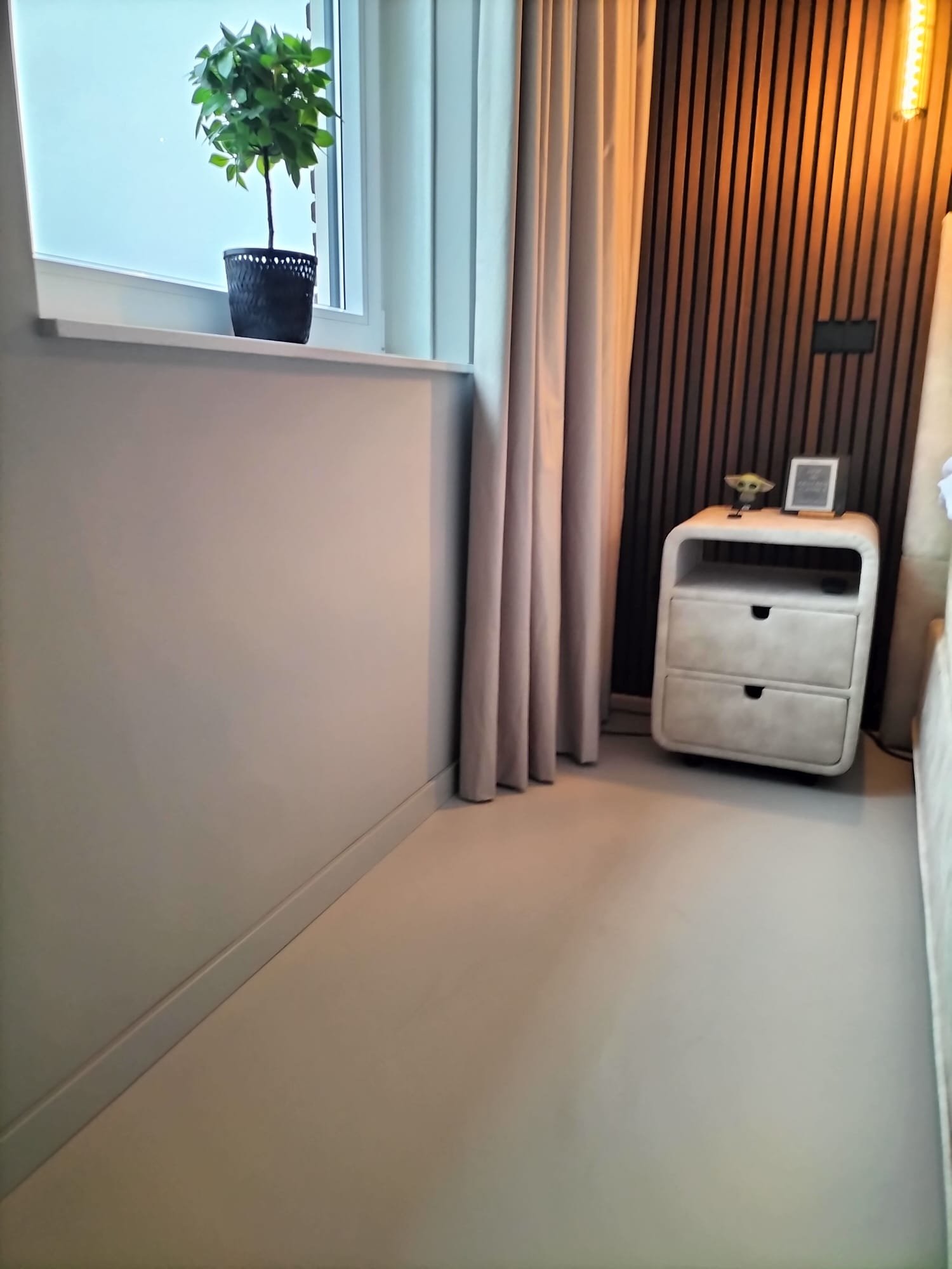 Strakke slaapkamer plint afwerking