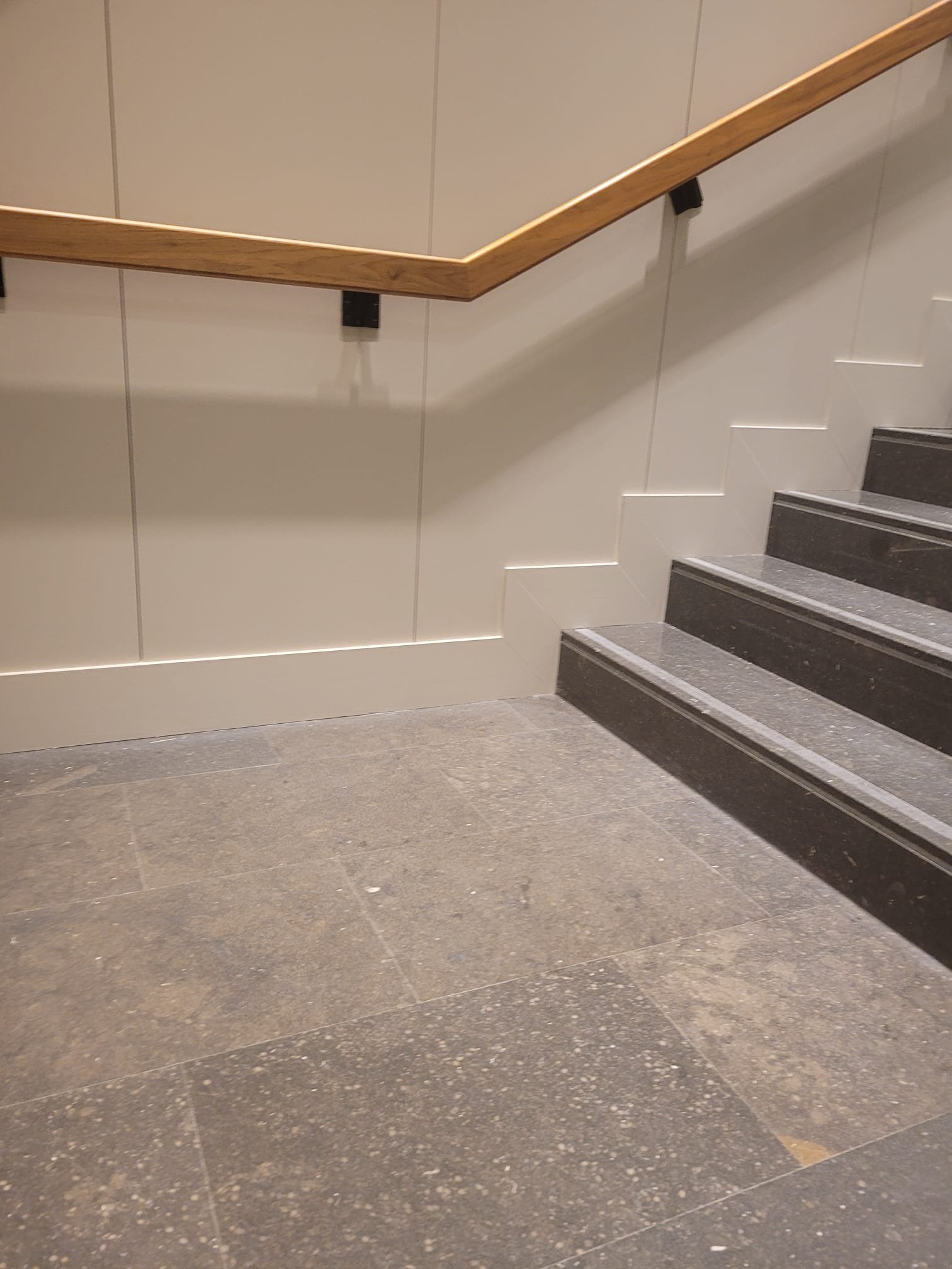 Trap met natuursteen en moderne afwerking