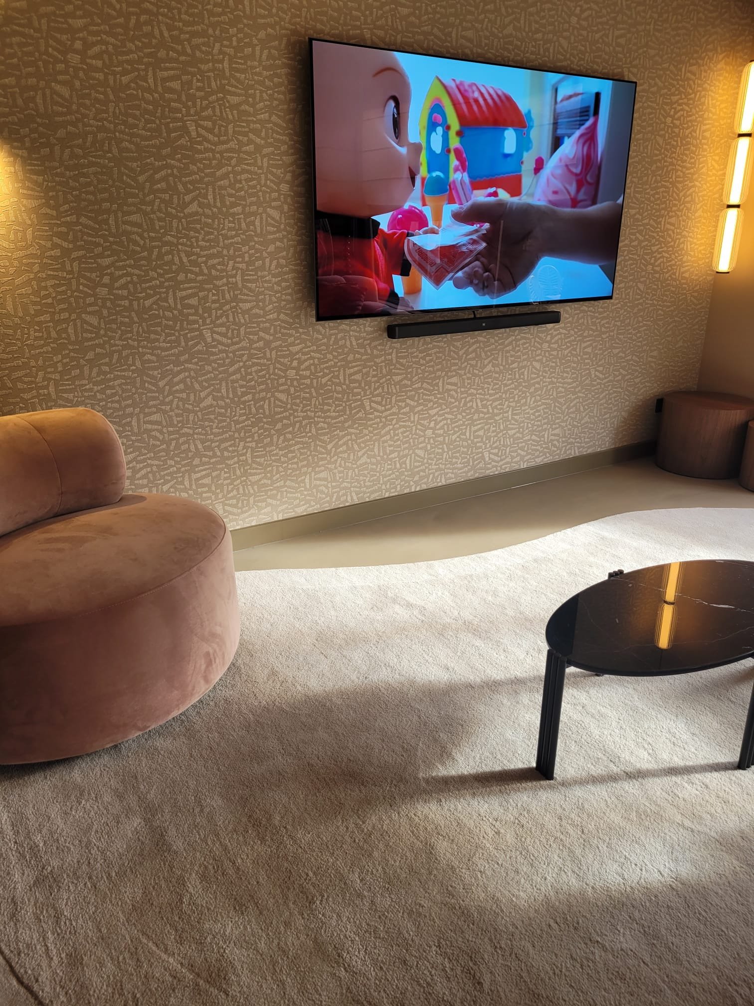 TV wand met plint afwerking