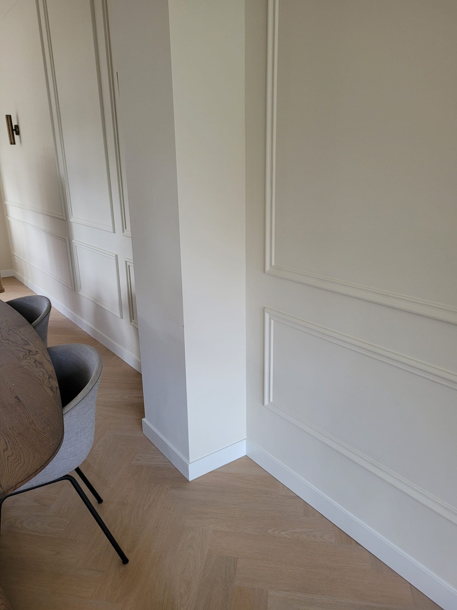 Wandpanelen met visgraatvloer en witte plinten