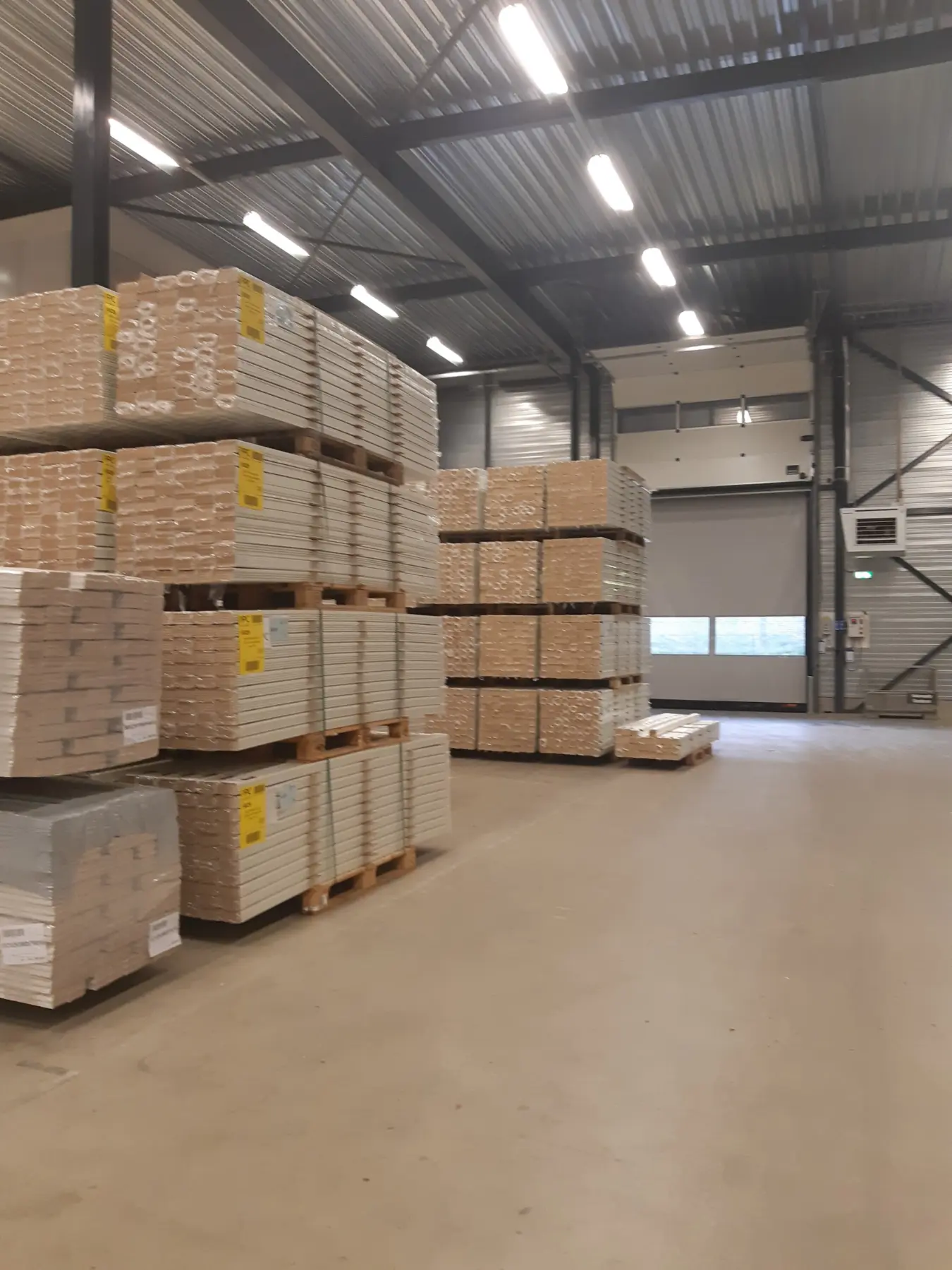 Voorraad losse plinten in het afhaalmagazijn