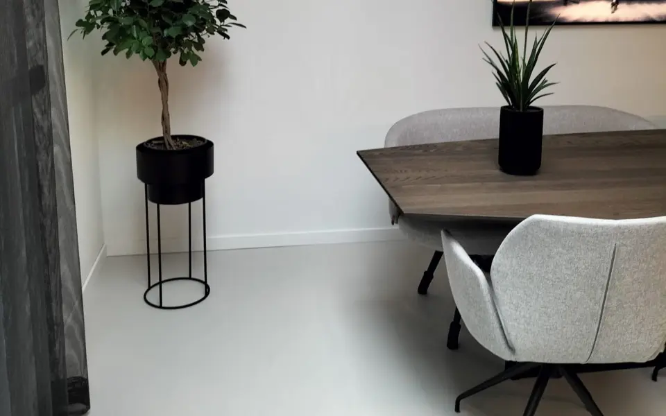 Strakke witte MDF-plint in een moderne eetkamer