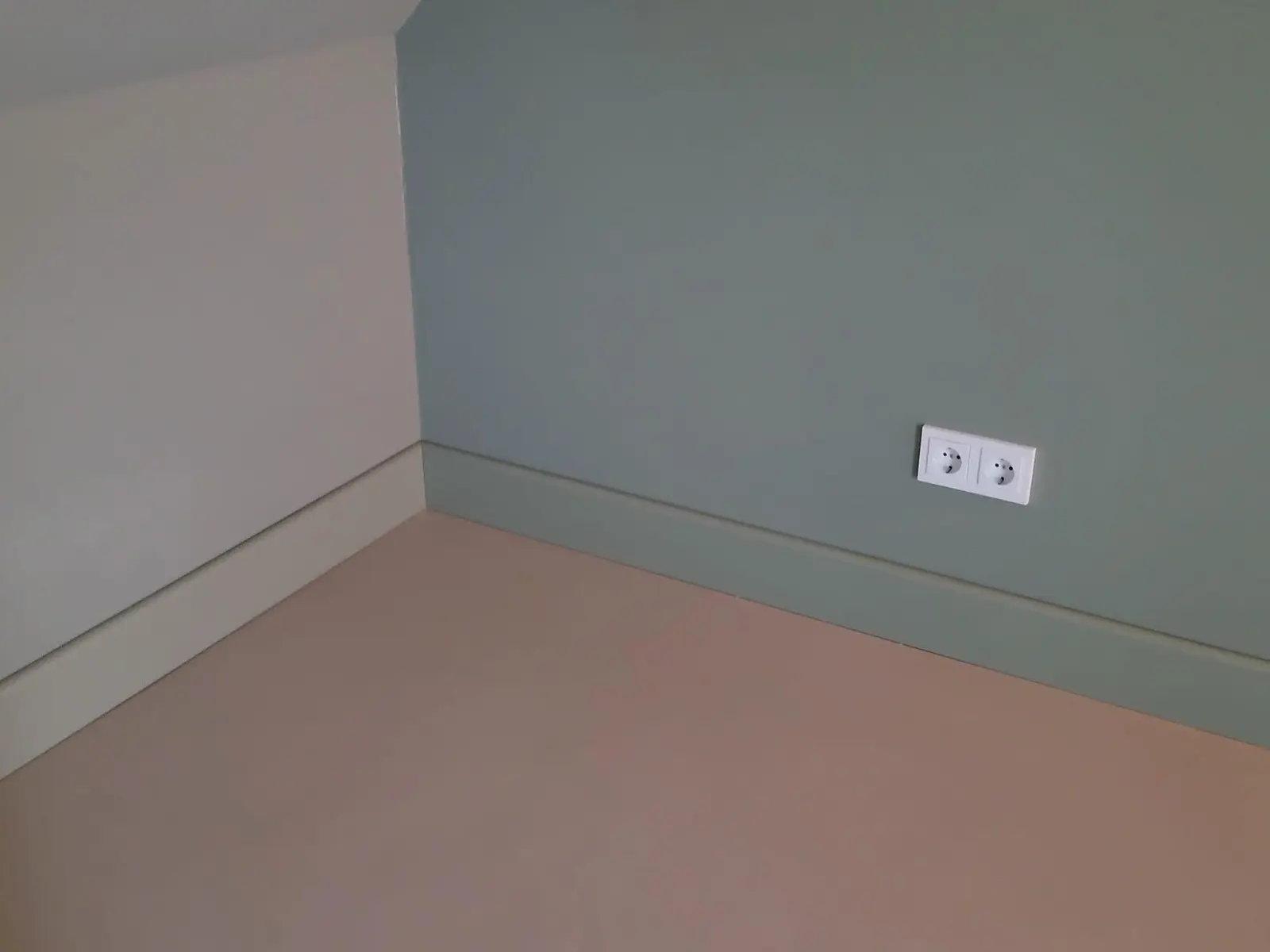 Gekleurde projectplint passend bij een mintgroene wand