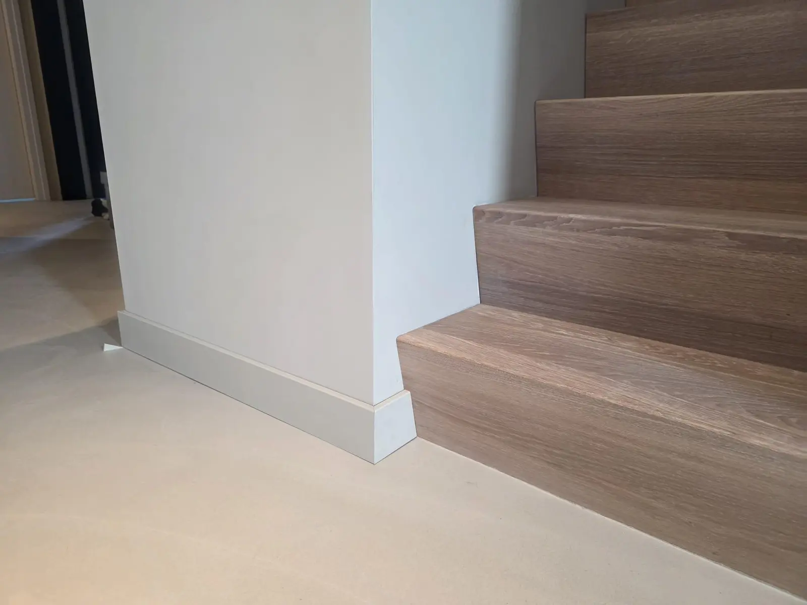 Projectplint nauwkeurig aangesloten bij een houten trap