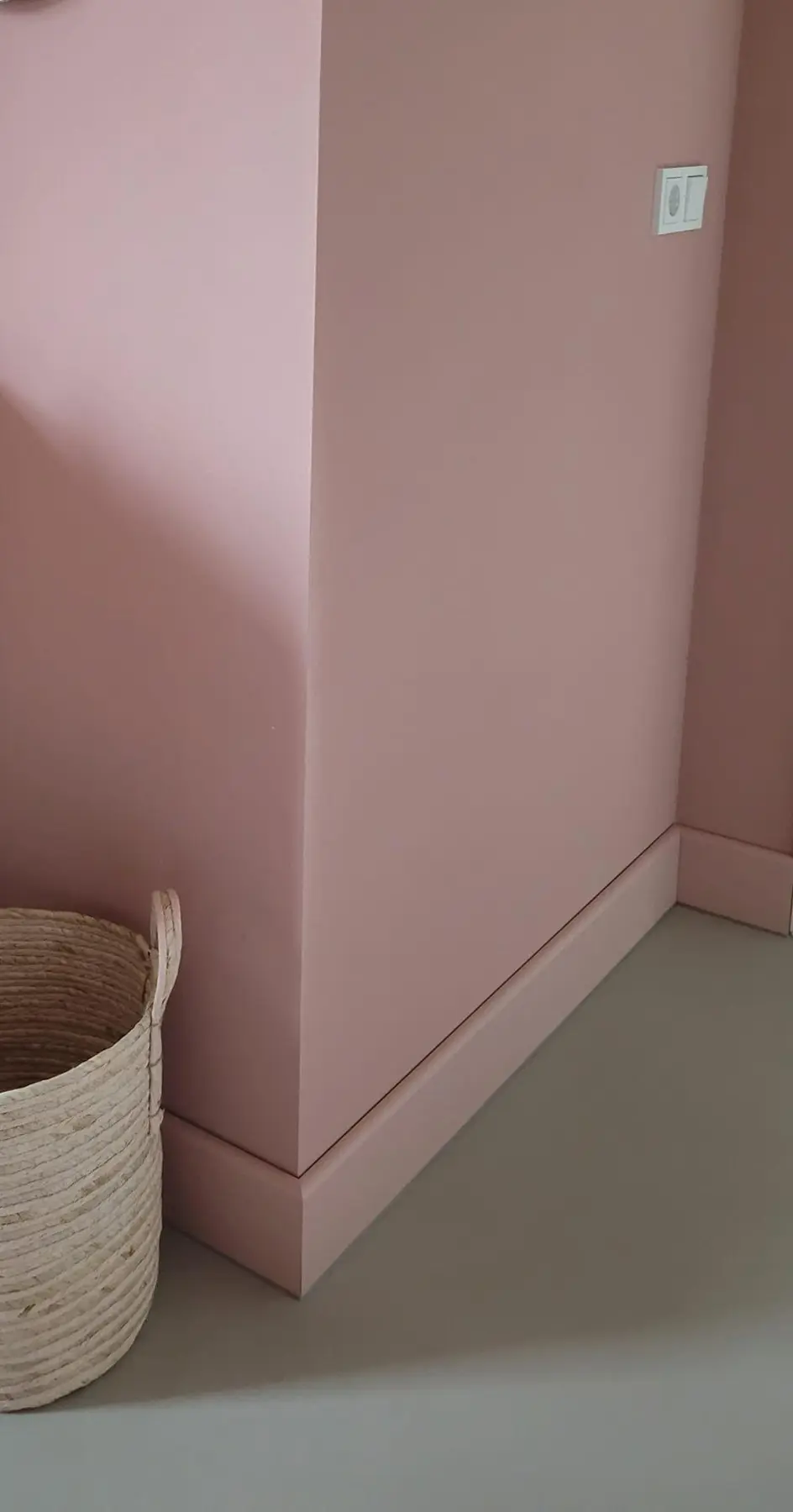 Romantische plint afgestemd op een roze wand