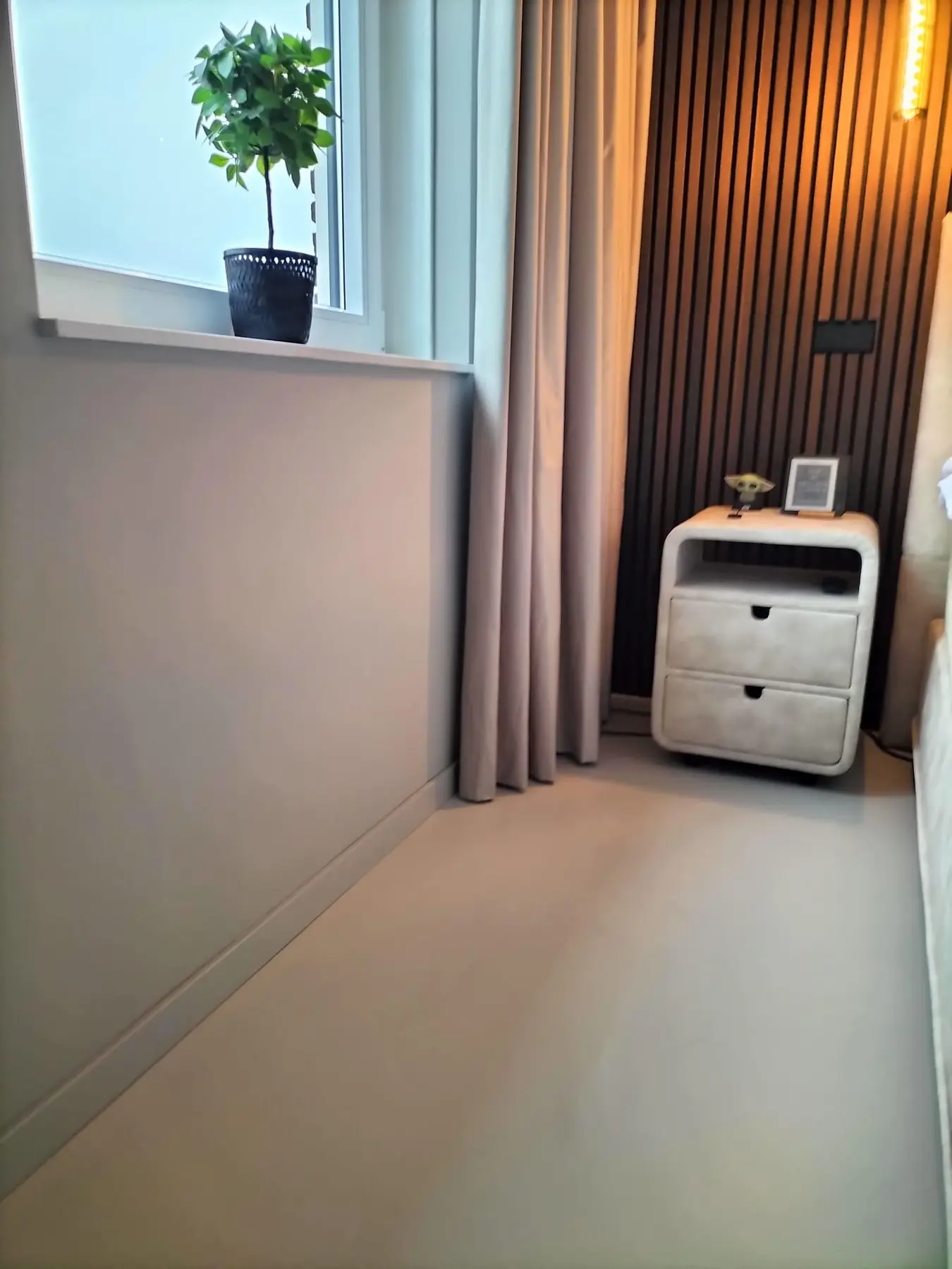 Rustige plintafwerking in een slaapkamer