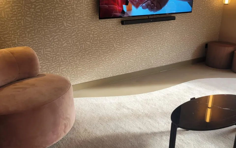 Taupekleurige plint die rustig aansluit op wand en vloer