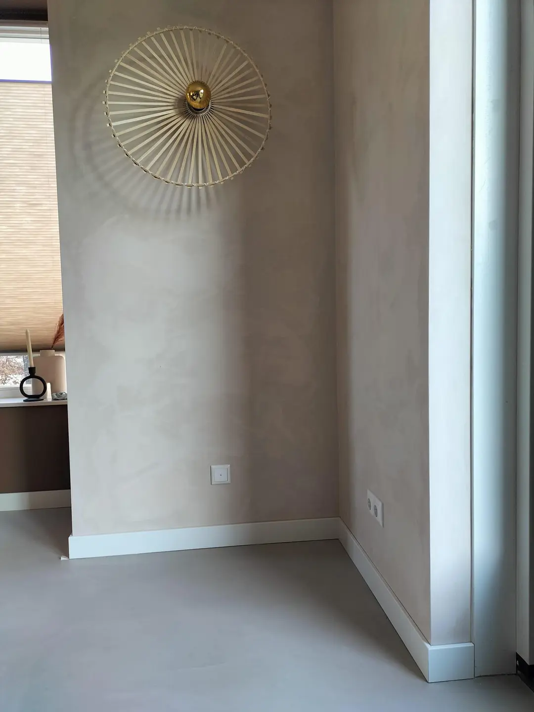 Eigentijdse witte plint langs een lichte wand