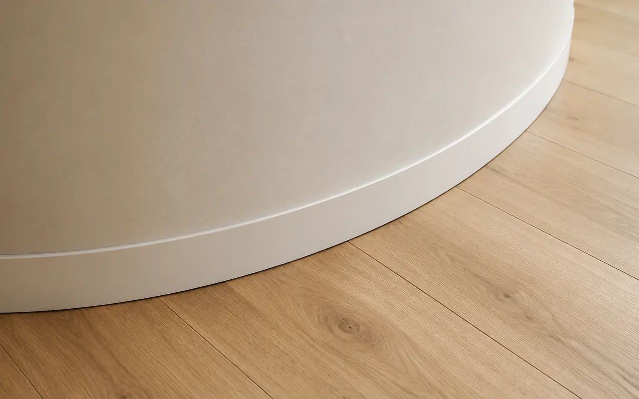 Flexibele witte plint die een ronde wand volgt
