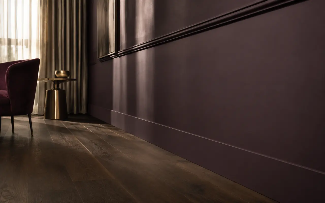 Luxe hotel-chic interieur met donkere ton-sur-ton plint