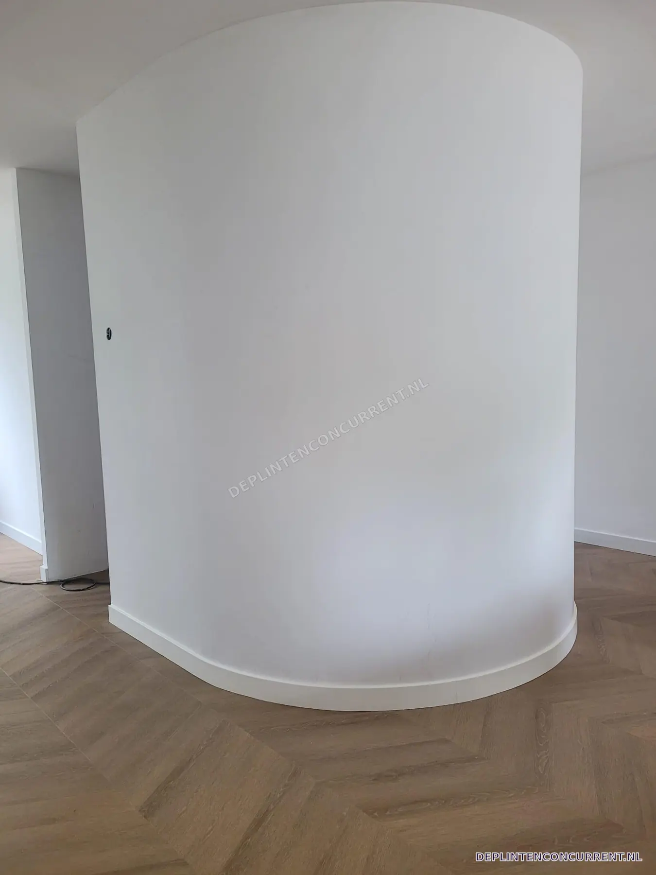 Gebogen plint rond een ronde muur