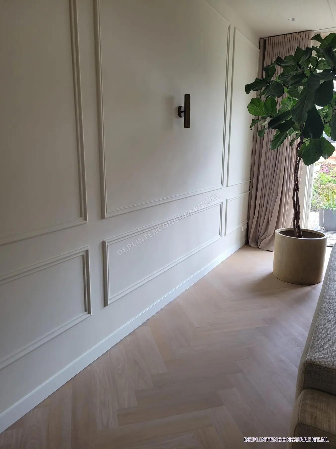 Klassieke wandlijsten met witte plinten
