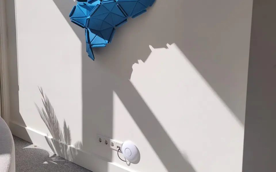 Witte moderne plint langs een lichte wand