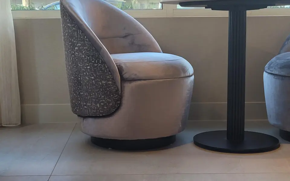 Hoge taupekleurige plint in een luxe zithoek