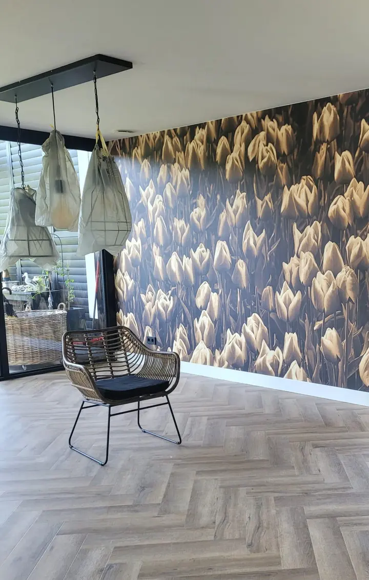 Witte sfeerplint bij bloemenbehang en een visgraatvloer