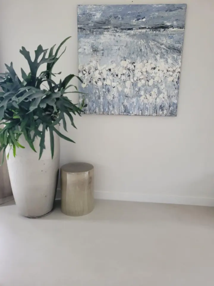 Hoge witte plint in een modern interieur