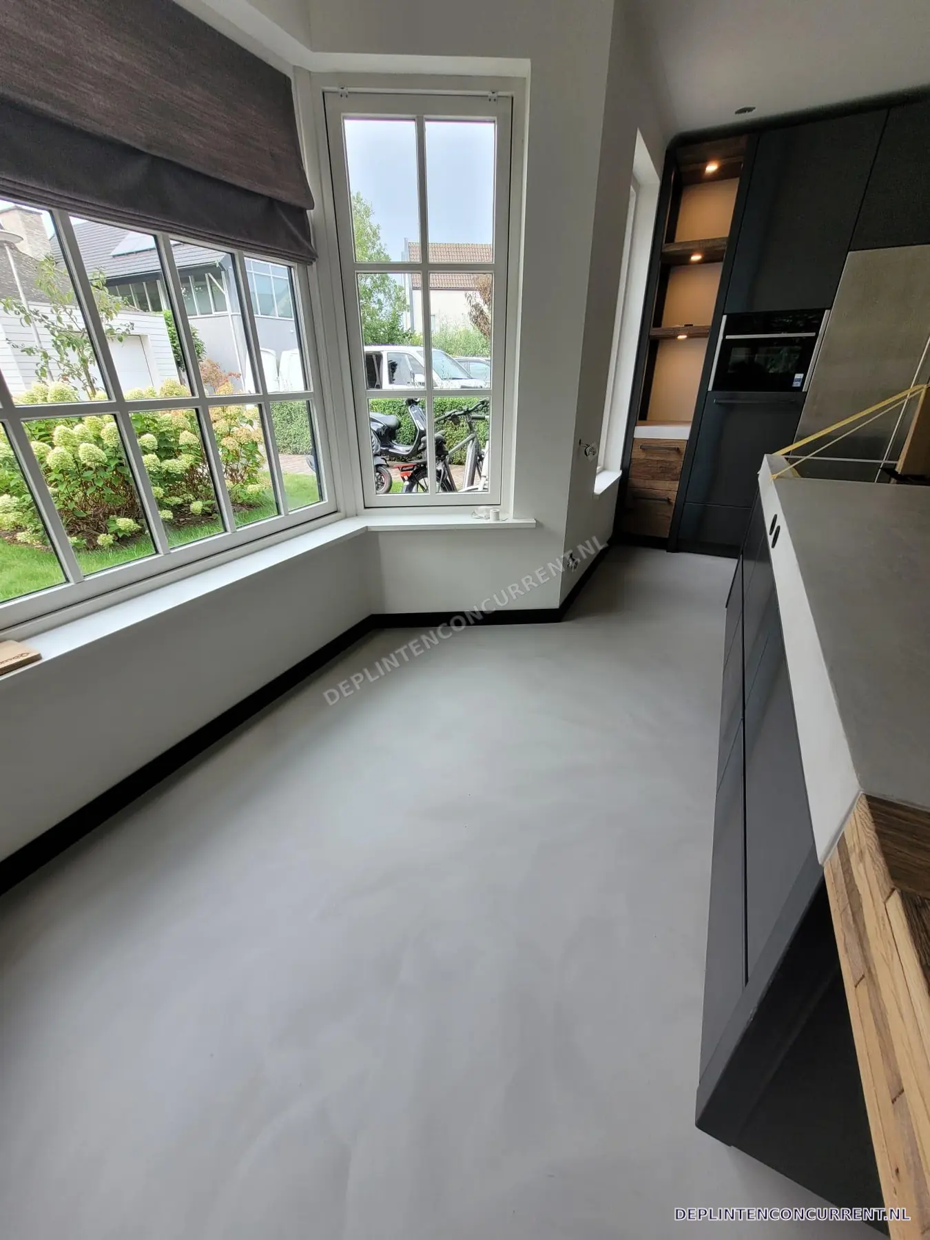 Zwarte plinten in een moderne keuken