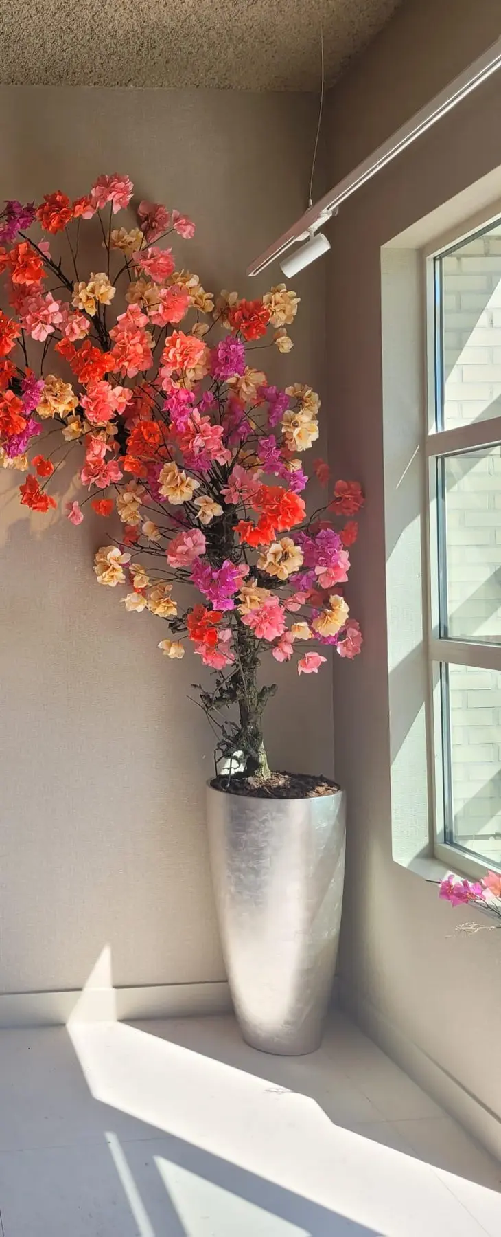 Grijze sfeerplint in een lichte hoek met bloemen