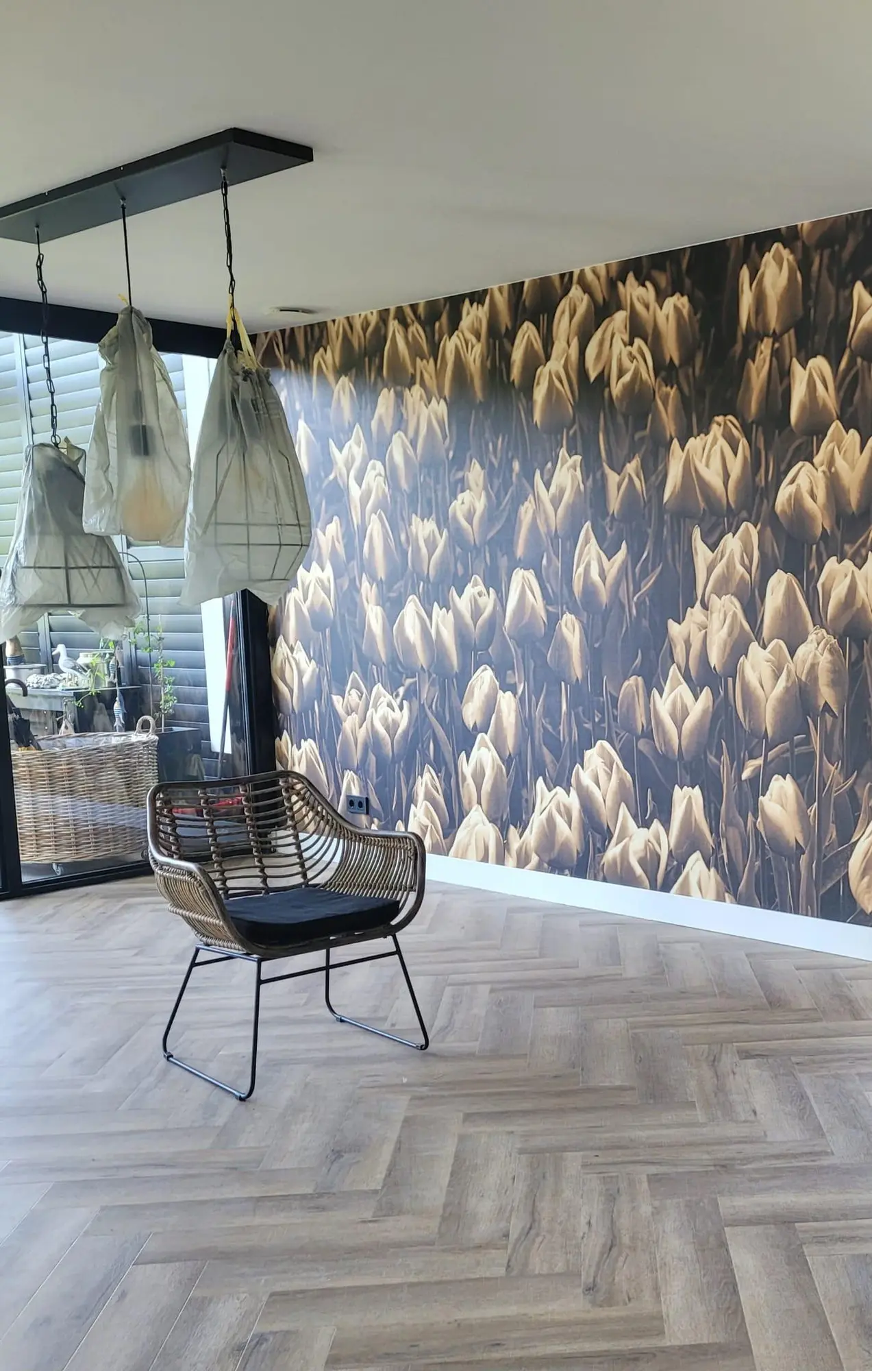 Witte sfeerplint na montage bij bloemenbehang en een visgraatvloer