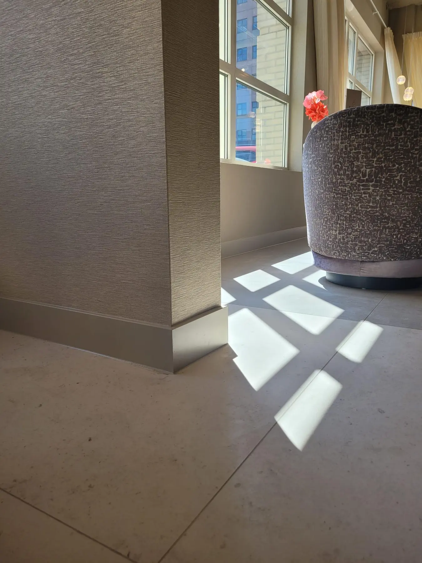 Grijze sfeerplint na montage in een modern interieur