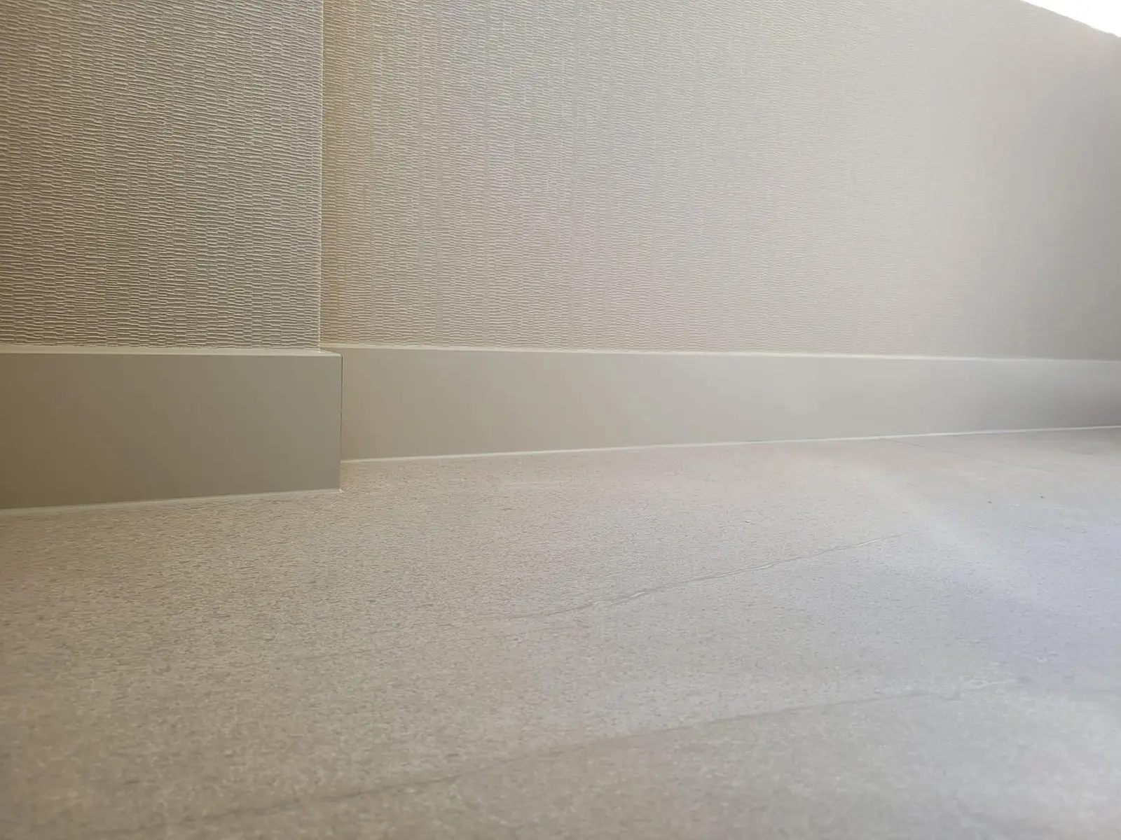 Lange grijze sfeerplint strak gemonteerd langs een wand